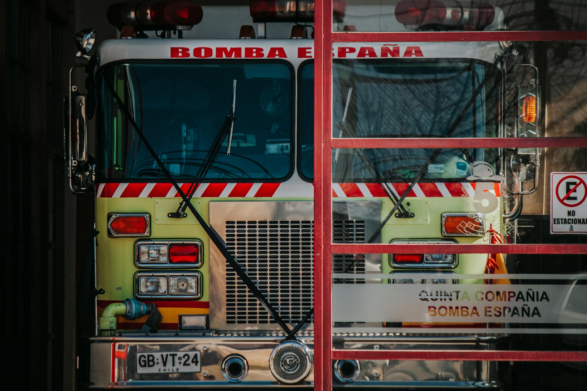 Camion de pompiers sur une piste forestière DFCI